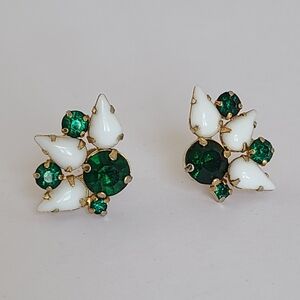 Vintage Mid Century Mod Gold Emerald Green Rhinestone Flower Clip On Earrings
